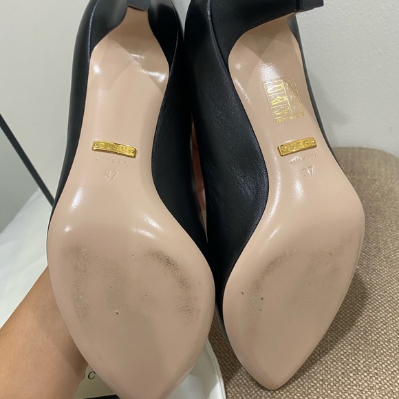 GUCCI black leather pumps with embroidered lip - Picture 4 of 6